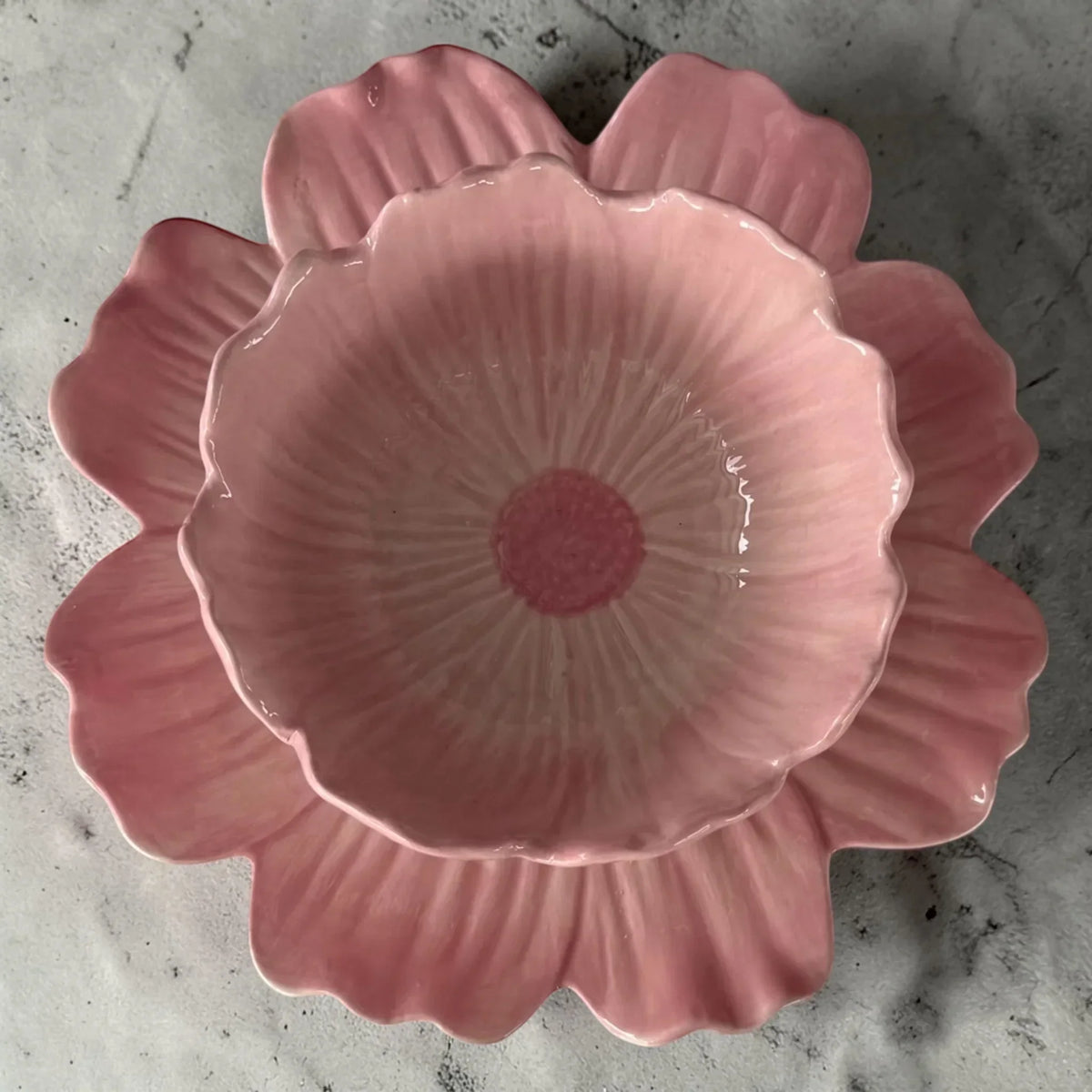 Pink ceramic flower-shaped bowl with petal design, perfect for home dรฉcor or serving