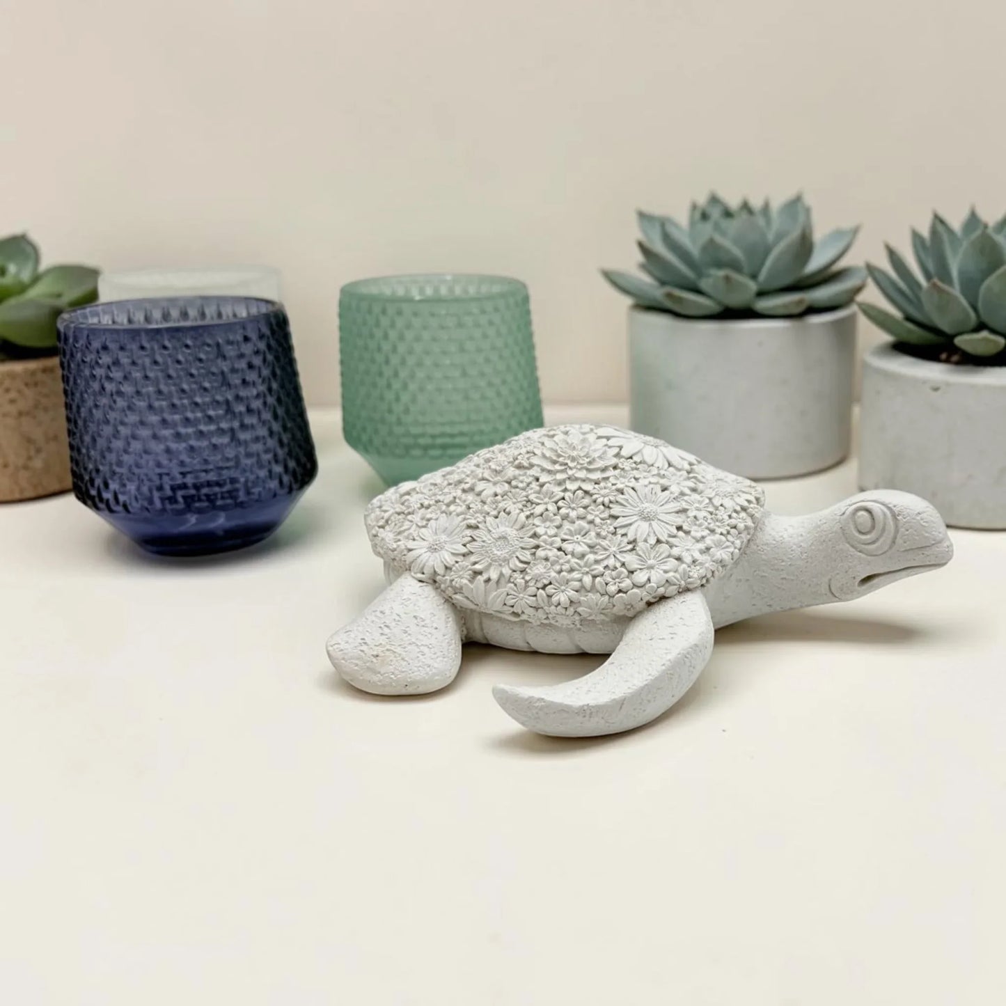 Crush Turtle White 18cm x 18cm x 5cm