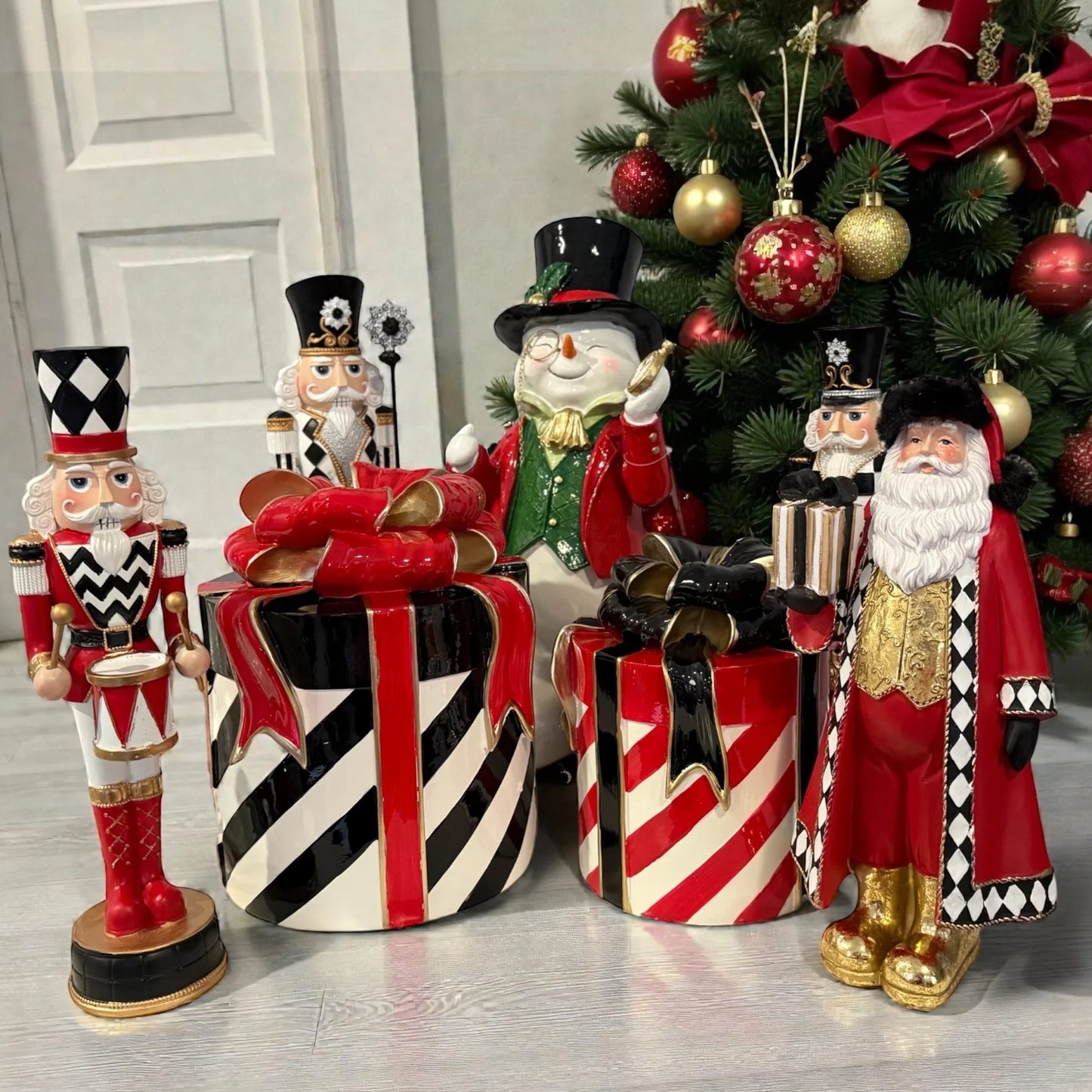 Black Striped Present  - 25.5cm